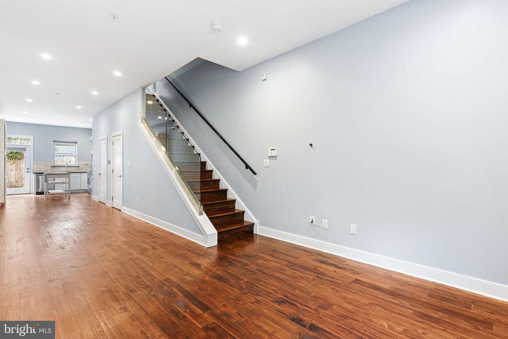 1118 E OXFORD ST, PHILADELPHIA, PA 19125 — photo 2