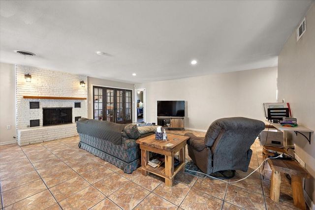 1005 Logansport Street, Nacogdoches, TX 75961