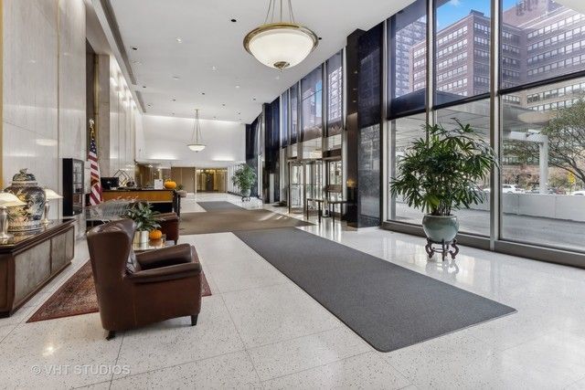 5701 N Sheridan Road 17B, Chicago, IL 60660