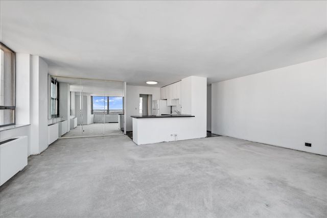 5701 N Sheridan Road 17B, Chicago, IL 60660