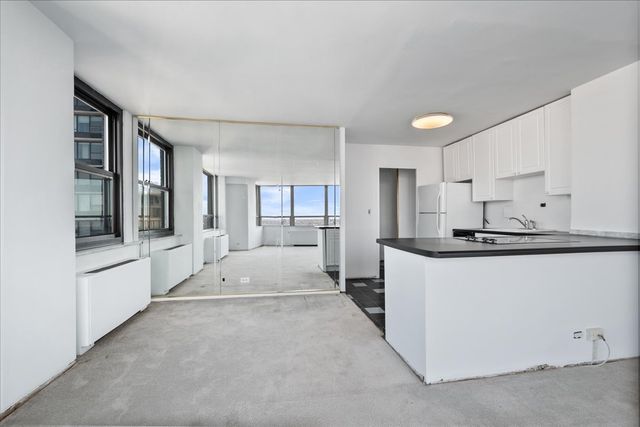 5701 N Sheridan Road 17B, Chicago, IL 60660