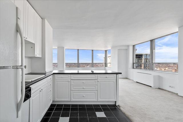 5701 N Sheridan Road 17B, Chicago, IL 60660