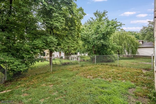 2 Hicks Ave, Newton Town, NJ 07860