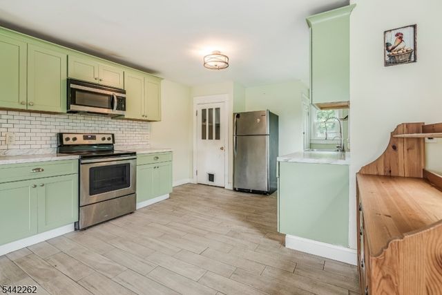 2 Hicks Ave, Newton Town, NJ 07860