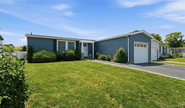 35 Village Circle S, Manorville, NY 11949