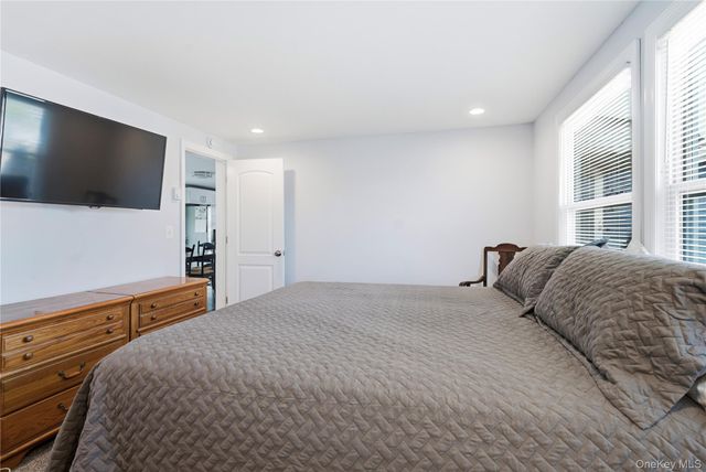 35 Village Circle S, Manorville, NY 11949