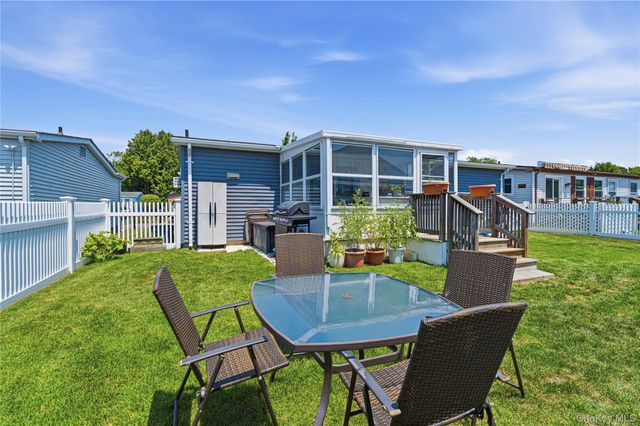 35 Village Circle S, Manorville, NY 11949