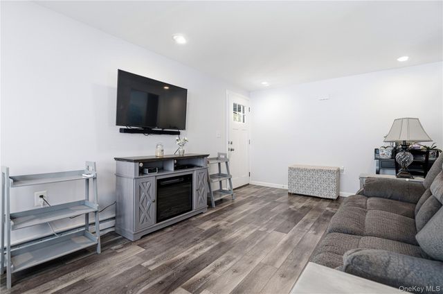 35 Village Circle S, Manorville, NY 11949
