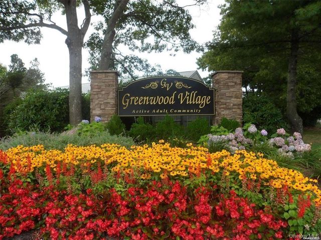 35 Village Circle S, Manorville, NY 11949