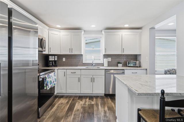 35 Village Circle S, Manorville, NY 11949