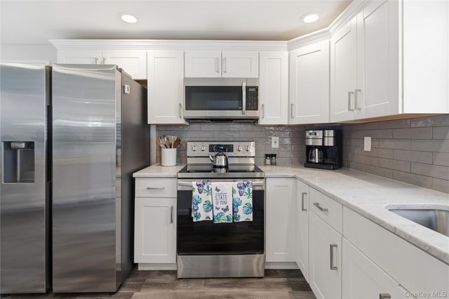 35 Village Circle S, Manorville, NY 11949