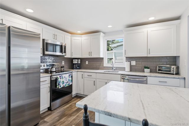 35 Village Circle S, Manorville, NY 11949