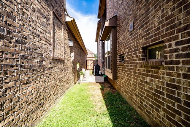 2459 Embleton Drive, Lewisville, TX 75067