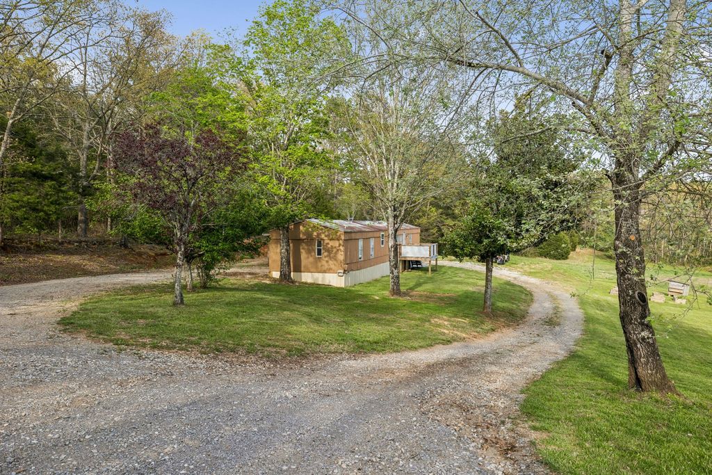 1033 Pollard Rd, Walling, TN 38587