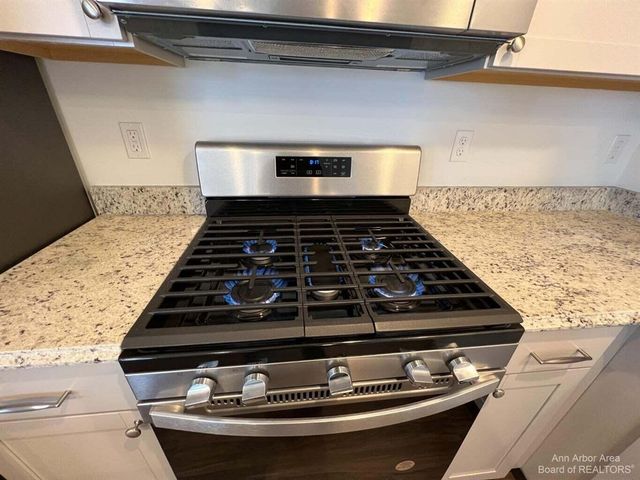 10284 Swan Lake Circle, Ypsilanti, MI 48197