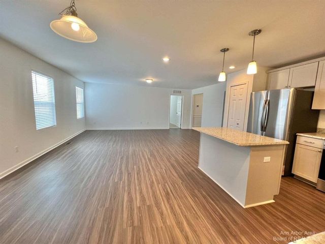 10284 Swan Lake Circle, Ypsilanti, MI 48197