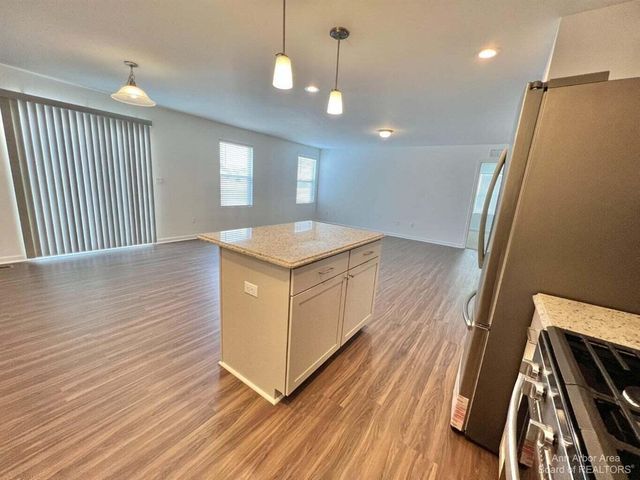 10284 Swan Lake Circle, Ypsilanti, MI 48197