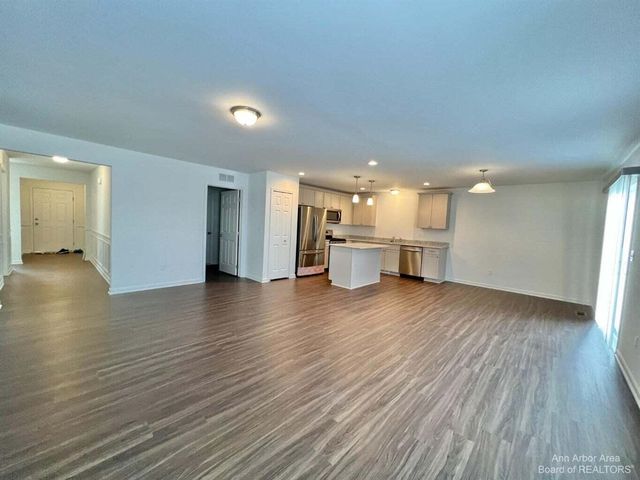 10284 Swan Lake Circle, Ypsilanti, MI 48197