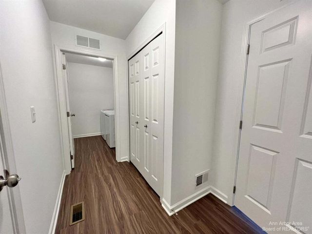 10284 Swan Lake Circle, Ypsilanti, MI 48197