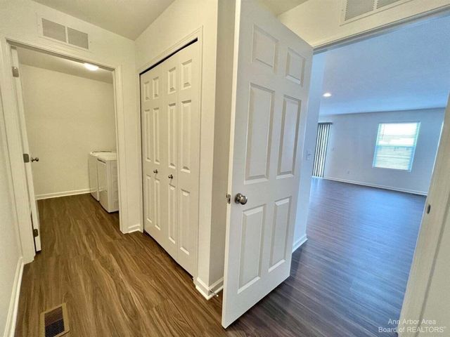 10284 Swan Lake Circle, Ypsilanti, MI 48197