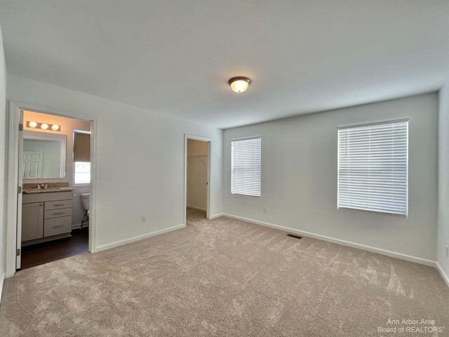 10284 Swan Lake Circle, Ypsilanti, MI 48197
