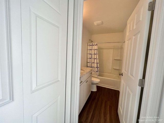 10284 Swan Lake Circle, Ypsilanti, MI 48197