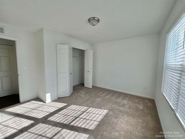 10284 Swan Lake Circle, Ypsilanti, MI 48197
