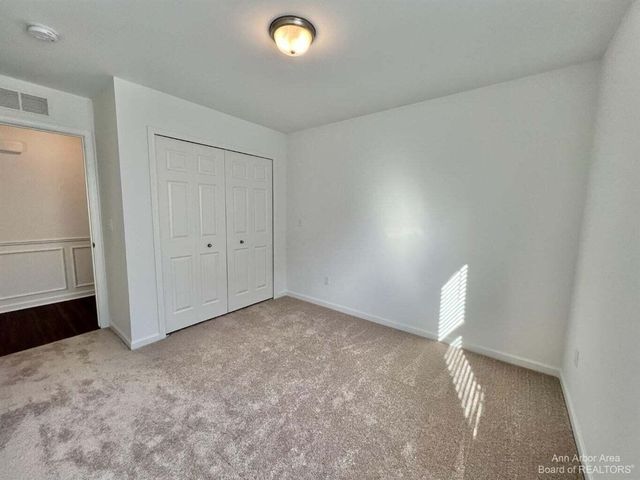 10284 Swan Lake Circle, Ypsilanti, MI 48197