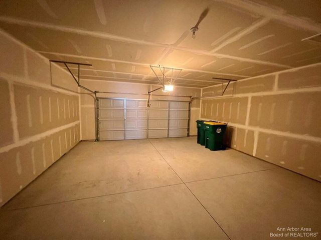 10284 Swan Lake Circle, Ypsilanti, MI 48197