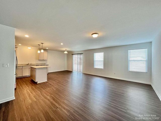 10284 Swan Lake Circle, Ypsilanti, MI 48197