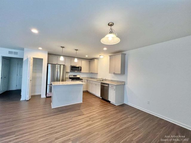 10284 Swan Lake Circle, Ypsilanti, MI 48197