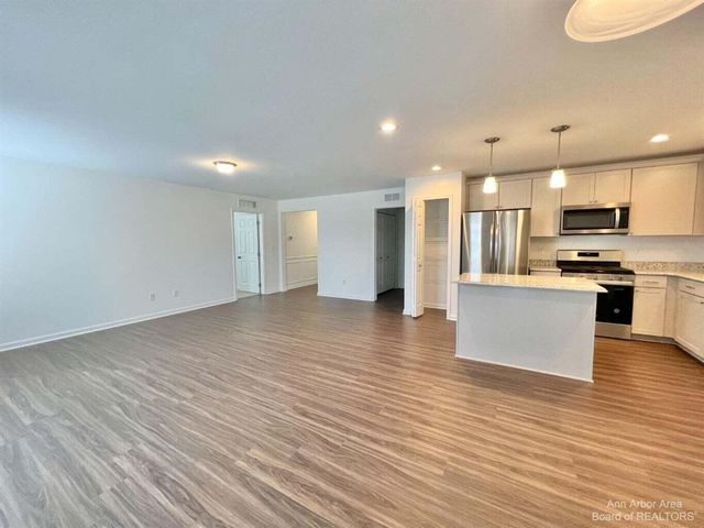 10284 Swan Lake Circle, Ypsilanti, MI 48197