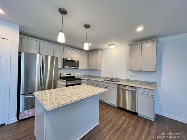 10284 Swan Lake Circle, Ypsilanti, MI 48197