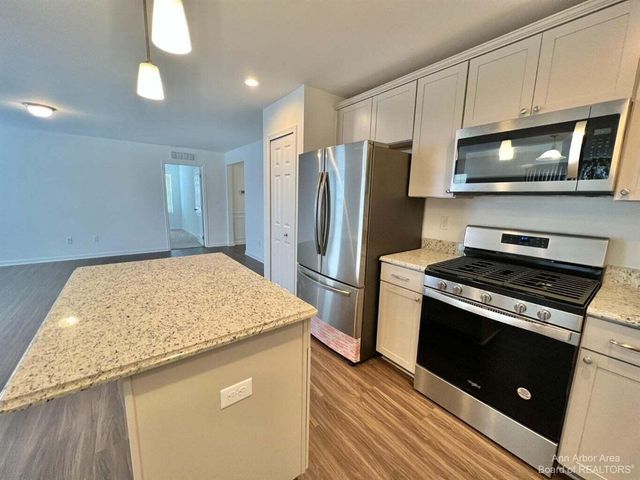 10284 Swan Lake Circle, Ypsilanti, MI 48197