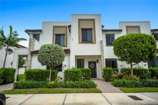 909 NE 211th St 909, Miami, FL 33179