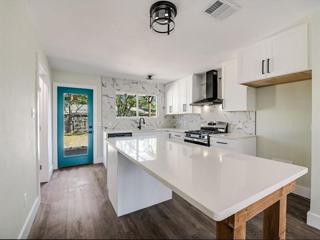 7004 Craybrough CIR, Austin, TX 78724