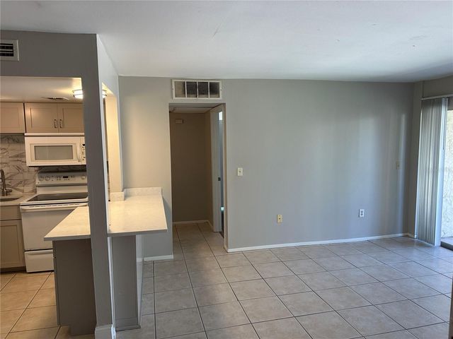8602 CHAMPLAIN COURT 88, Tampa, FL 33614