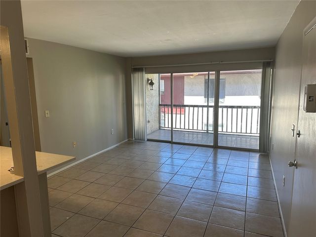8602 CHAMPLAIN COURT 88, Tampa, FL 33614