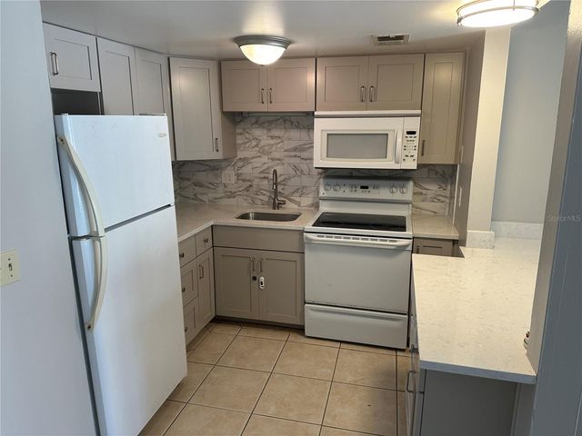 8602 CHAMPLAIN COURT 88, Tampa, FL 33614
