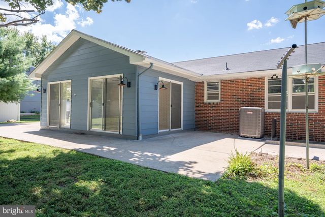 7005 BEACHMONT DR, Sykesville, MD 21784