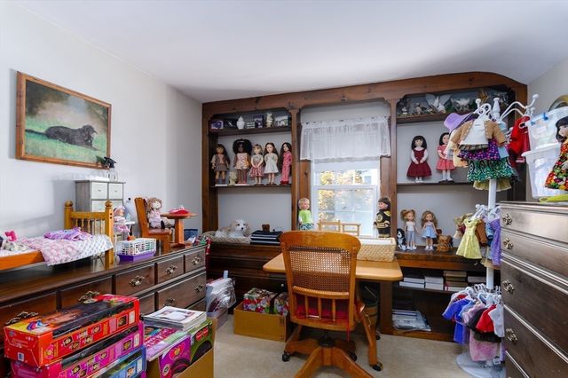 38 Meadowbrook Rd, Southbridge, MA 01550