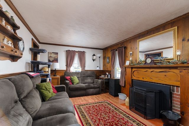 38 Meadowbrook Rd, Southbridge, MA 01550