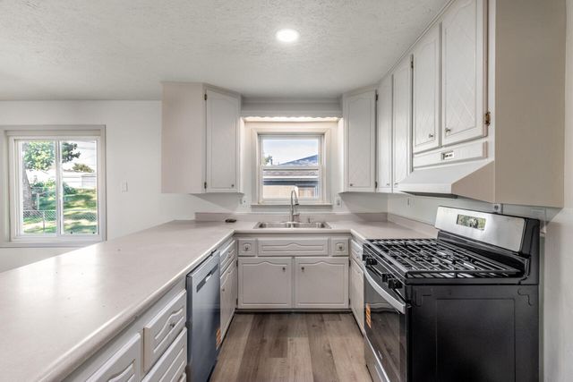 2008 AVENUE E, Council Bluffs, IA 51501