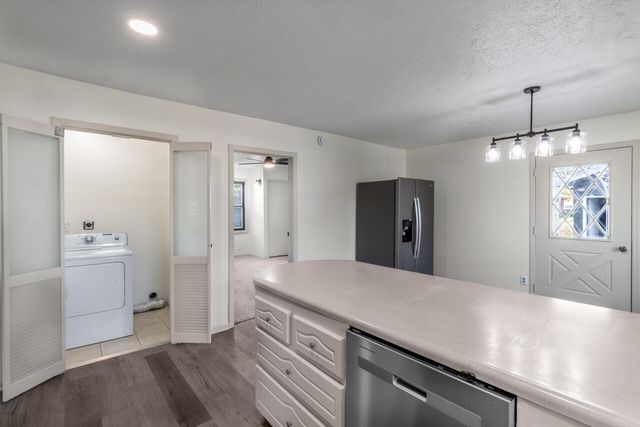 2008 AVENUE E, Council Bluffs, IA 51501