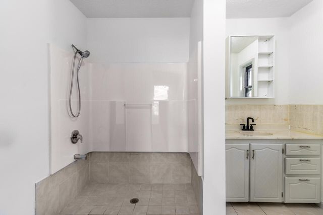 2008 AVENUE E, Council Bluffs, IA 51501