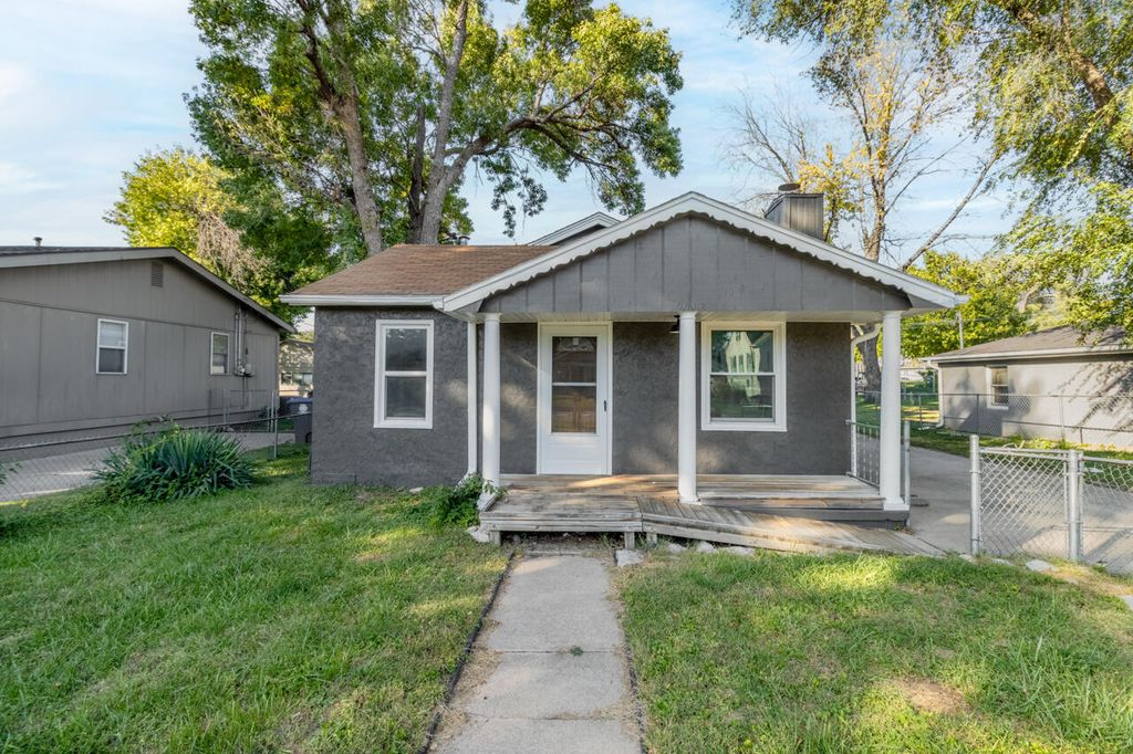 2008 AVENUE E, Council Bluffs, IA 51501