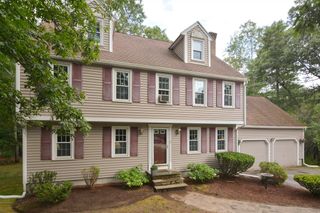 2 Spruce Cir, Hopedale, MA 01747