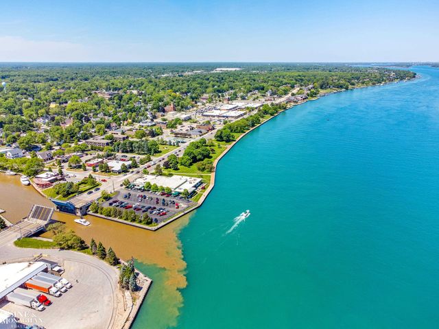 669 N Riverside Avenue, St Clair, MI 48079