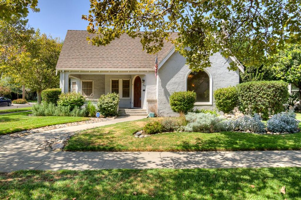 Image 1 of property listing at 3003 N Van Ness Boulevard, Fresno, CA 93704