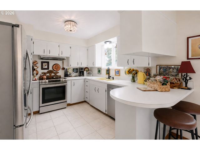 3112 UPPER Dr, Lake Oswego, OR 97035
